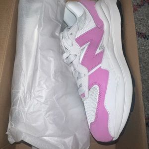 New in box size 10 Raspberry New Balances